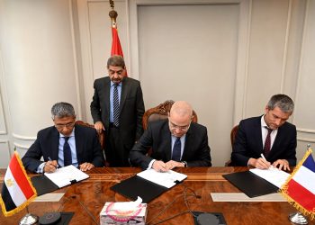 وزير الإسكان ومدير الوكالة الفرنسية يوقعان اتفاقية تسهيلات ائتمانية لمشروع توسعات محطة معالجة الصرف بحلوان.. تخدم 2.2 مليون نسمة