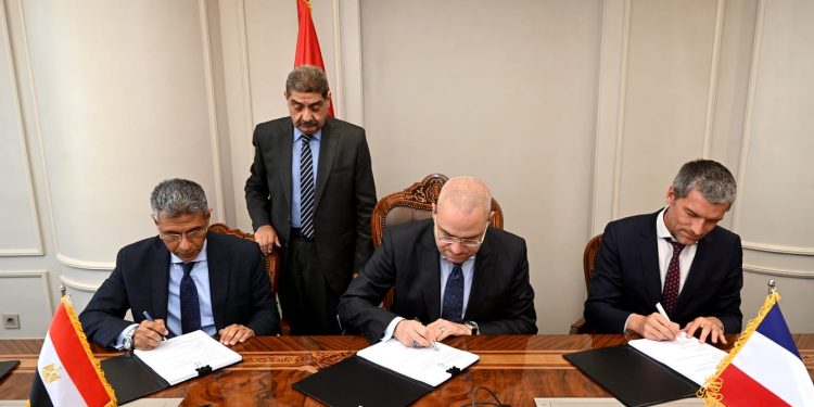 وزير الإسكان ومدير الوكالة الفرنسية يوقعان اتفاقية تسهيلات ائتمانية لمشروع توسعات محطة معالجة الصرف بحلوان.. تخدم 2.2 مليون نسمة