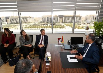 نائب وزير الإسكان يناقش مع بعثة الوكالة الفرنسية للتنمية (AFD) موقف المشروعات المشتركة.. ومشروعات تخدم 2.2 مليون نسمة