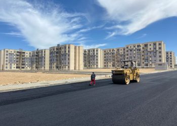 وزير الإسكان: دفع العمل بالمشروعات الخدمية والطرق بمدينة العبور الجديدة.. وانتهاء طريق R9