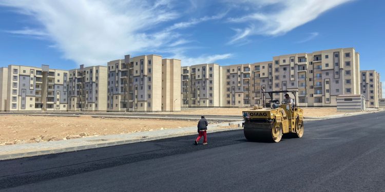 وزير الإسكان: دفع العمل بالمشروعات الخدمية والطرق بمدينة العبور الجديدة.. وانتهاء طريق R9