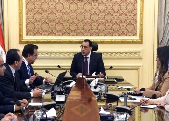 رئيس الوزراء يتابع مع وزير الصحة الموقف التنفيذى لعدد من المشروعات