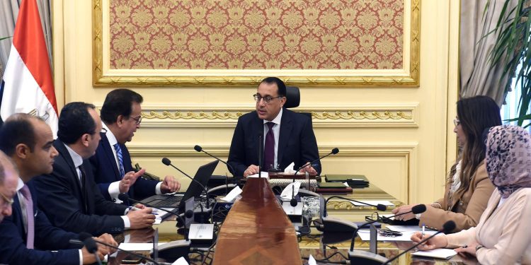 رئيس الوزراء يتابع مع وزير الصحة الموقف التنفيذى لعدد من المشروعات