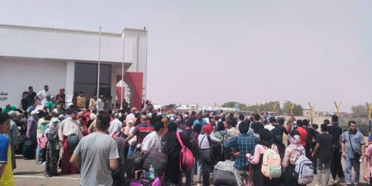 وزيرة الهجرة: على مدار 4 أيام.. جسر جوي لإجلاء المصريين بالسودان “23 طلعة جوية” وعشرات من الحافلات البرية يرحلون ٥٣٢٧ مصريا جواً وبراً 