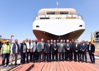 المقاولون العرب تنتهى من تصنيع فندق عائم جديد للعمل بين الأقصر وأسوان بارتفاع 4 أدوار