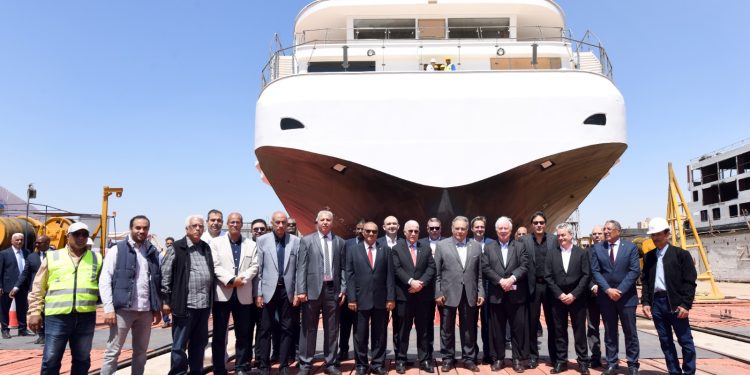 المقاولون العرب تنتهى من تصنيع فندق عائم جديد للعمل بين الأقصر وأسوان بارتفاع 4 أدوار