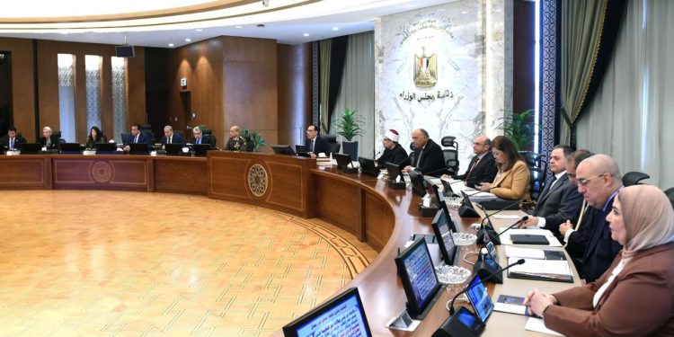 مجلس الوزراء يعتمد قرار "مدبولى" رقم 4017 لسنة 2022 بزيادة الحد الأدنى للأجور