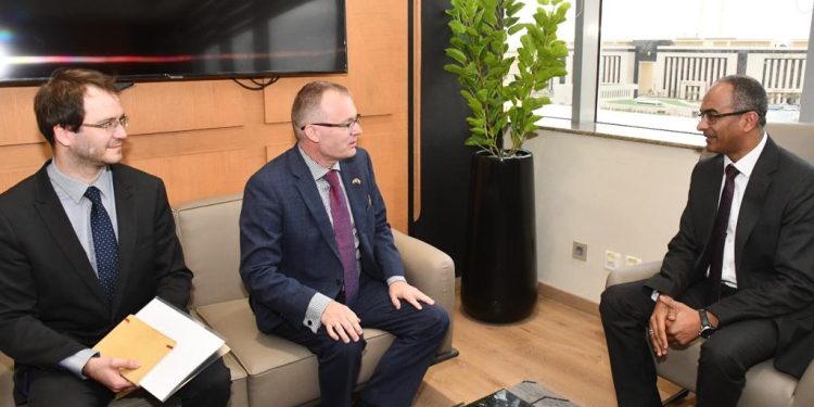 نائب وزير الإسكان يبحث مع سفير التشيك أوجه التعاون قي قطاع مياه الشرب وخطة تحلية ماء البحر حتى 2050