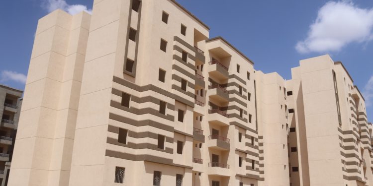 وزير الإسكان يتابع أعمال تنفيذ 276  عمارة بمبادرة “سكن كل المصريين” بمدينة “العاشر من رمضان “