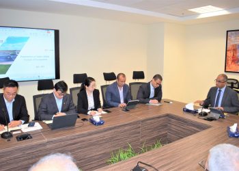 نائب وزير الإسكان يترأس اجتماعاً موسعاً مع وفد الصين العالمية للطاقة (Energy China) لبحث التعاون في قطاع المياه