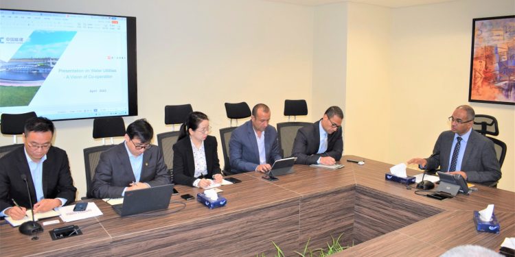 نائب وزير الإسكان يترأس اجتماعاً موسعاً مع وفد الصين العالمية للطاقة (Energy China) لبحث التعاون في قطاع المياه