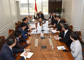 وزير الإسكان يلتقى نائب رئيس شركة “سينوشور” الصينية لتأمين الصادرات والائتمان لبحث سبل التعاون المشترك بين الجانبين