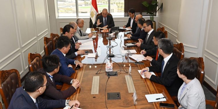 وزير الإسكان يلتقى نائب رئيس شركة “سينوشور” الصينية لتأمين الصادرات والائتمان لبحث سبل التعاون المشترك بين الجانبين