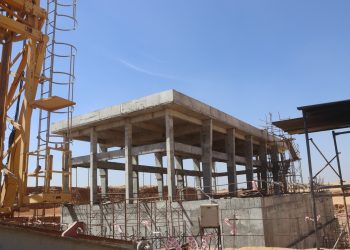 وزير الإسكان: ارتفاع معدلات تنفيذ مشروعات الخدمات والطرق والمرافق الجارية بالعاشر من رمضان