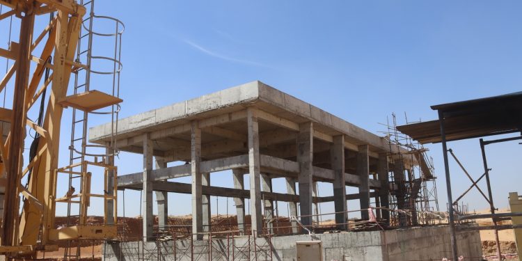 وزير الإسكان: ارتفاع معدلات تنفيذ مشروعات الخدمات والطرق والمرافق الجارية بالعاشر من رمضان