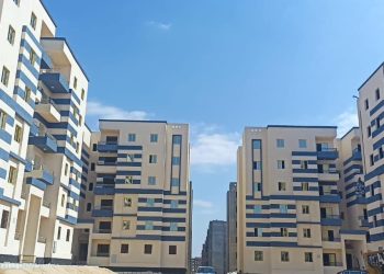 وزير الإسكان: دفع العمل بالمشروعات الخدمية والطرق بمدينة العبور الجديدة