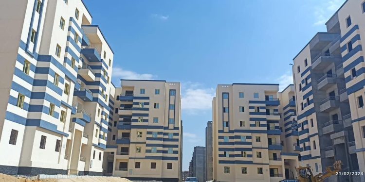 وزير الإسكان: دفع العمل بالمشروعات الخدمية والطرق بمدينة العبور الجديدة