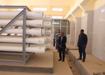 رئيس مياه الشرب بالبحر الأحمر يتفقد مشروعات مدينة القصير.. وزيادة إنتاجية محطة التحلية لـ9500 م3