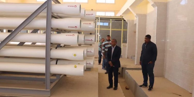 رئيس مياه الشرب بالبحر الأحمر يتفقد مشروعات مدينة القصير.. وزيادة إنتاجية محطة التحلية لـ9500 م3