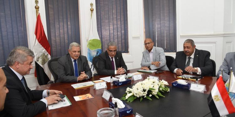 بتكلفة 465 مليون جنيه.. محافظ الفيوم ورئيس القابضة للمياه يشهدان توقيع عقد إعادة تأهيل محطة معالجة الصرف الصحى بكوم أوشيم