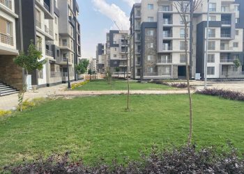 رئيس جهاز “القاهرة الجديدة” يتفقد أعمال الطرق والمرافق الجارية بالمدينة