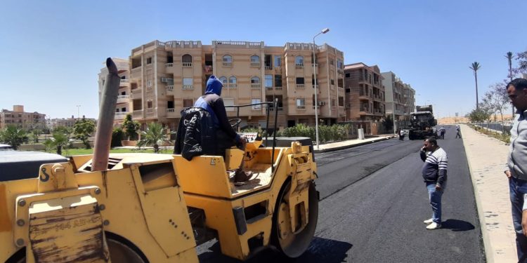 رئيس الجهاز: الانتهاء من رصف الطرق الداخلية بالمنطقة الثانية عمارات بمدينة الشروق.. لعدد 105 عمارات