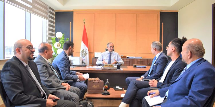 نائب وزير الإسكان يجتمع بمسئولي شركات ألمانية في مجال خدمات مياه الشرب والصرف الصحى.. فى إطار خطة 2050