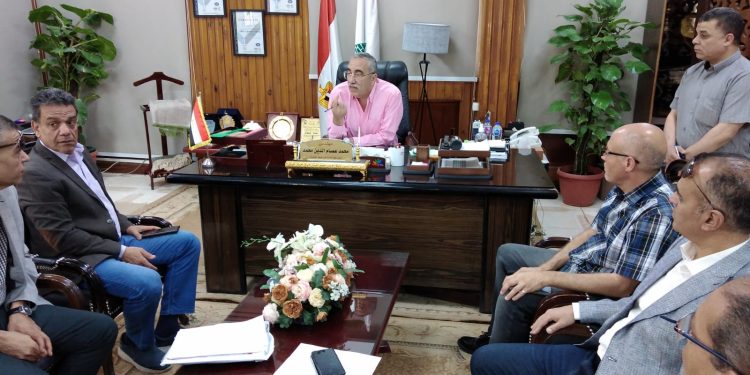 رئيس جهاز بني سويف الجديدة يستقبل مجموعة من سكان المدينة لبحث طلباتهم ومقترحاتهم