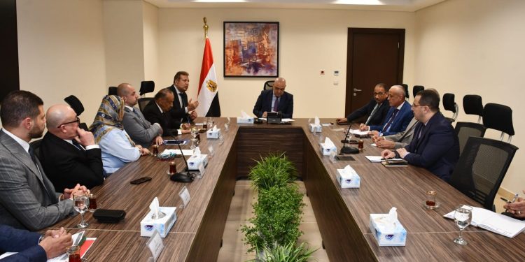 وزير الإسكان يناقش مع أعضاء غرفة التطوير العقاري سبل دعم ومساندة القطاع 