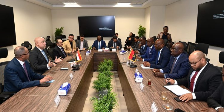 وزير الإسكان يعرض على نظيره الأنجولى والوفد المرافق له التجربة العمرانية التى تشهدها الدولة المصرية فى عهد الرئيس السيسي