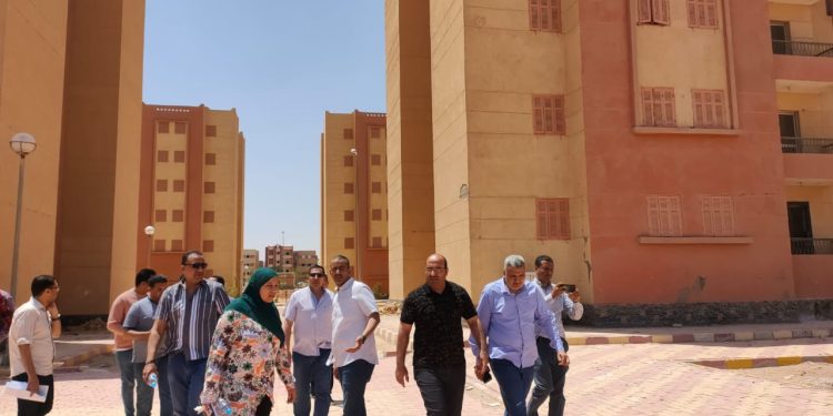 رئيس جهاز “سوهاج الجديدة” يتفقد منطقتي ١٣٨ عمارة و٥٠ عمارة ضمن “سكن كل المصريين”