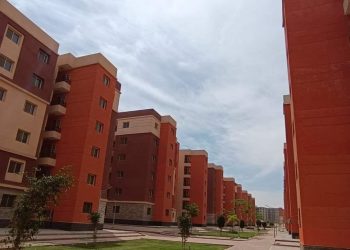 وزير الإسكان يتابع مع رئيس جهاز “العبور” موقف المرحلة الثانية من مشروع بديل العشوائيات “روضة العبور “.. بعدد 134 عمارة