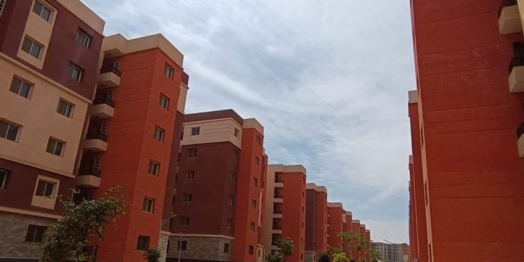 وزير الإسكان يتابع مع رئيس جهاز “العبور” موقف المرحلة الثانية من مشروع بديل العشوائيات “روضة العبور “.. بعدد 134 عمارة