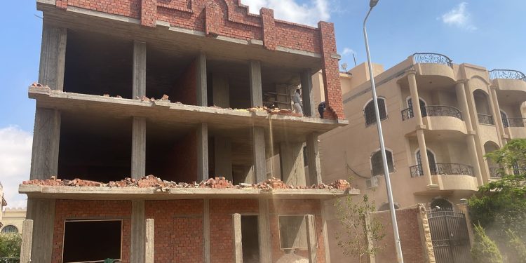 رئيس جهاز الشروق: إزالة مخالفات بناء وحملات لرفع الإشغالات بمنطقة 4.. وإزالة المخالفات بباقي الأحياء