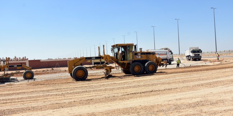 مسئولو “الإسكان” يتفقدون مشروعات الطرق الجاري تنفيذها بالقاهرة الجديدة.. ومحور مديرية الأمن بطول 1.8 كم