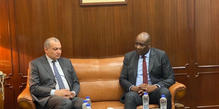 صديق يعرض خطة عمل صندوق التنمية الحضرية فى لقاء بوزير الإسكان الأنجولى