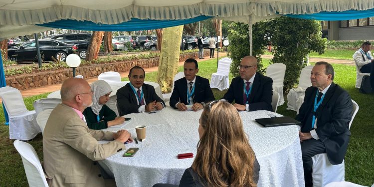 وزير الإسكان يلتقى المرشح لرئاسة IPCC على هامش الجمعية العامة لبرنامج الأمم المتحدة للمستوطنات البشرية بنيروبى