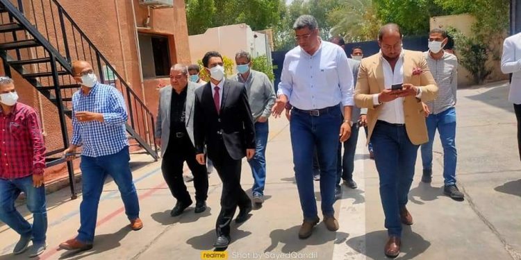 رئيس جهاز النوبارية الجديدة يزور أحد مصانع الكيماويات والمستلزمات الزراعية بالمدينة لبحث زيادة الاستثمار