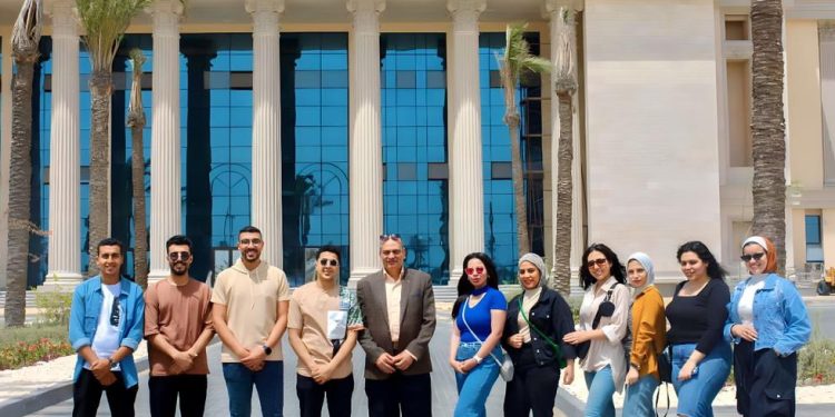 وفد من طلاب “إعلام أكتوبر” يزور مدينة المنصورة الجديدة ضمن حملة إعلامية كمشروع تخرج ويتفقد معالمها