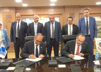 جانب من التوقيع