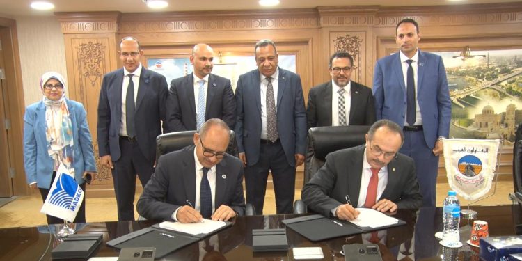 جانب من التوقيع