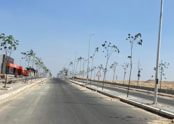 علي: استكمال تنفيذ شبكة الطرق فى العبور الجديدة