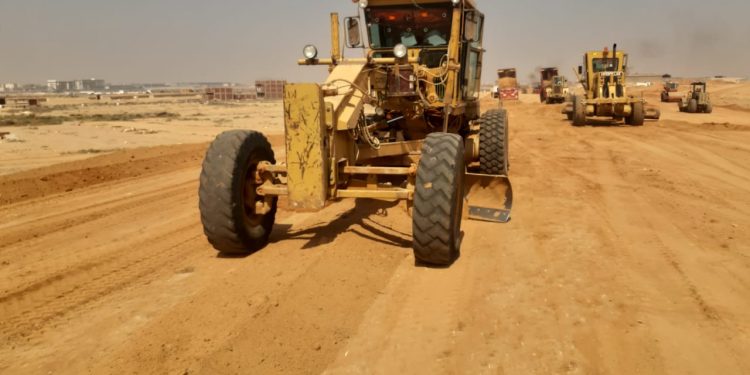 تمهيداً لتوفيق الأوضاع.. مسئولو الإسكان يتفقدون أعمال تمهيد الطرق بمداخل منطقة “الرابية” المضافة لمدينة الشروق