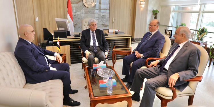 اجتماع لوزيري التعليم العالي والإسكان ومحافظي القاهرة والجيزة لبحث تطوير الصورة البصرية للطريق الدائري