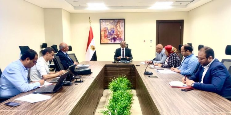 نائب وزير الإسكان يترأس اجتماعاً مع قطاع المرافق لمتابعة خطط ترشيد استهلاك المياه وتقليل الفواقد