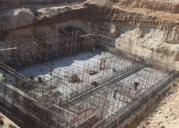 وزير الإسكان يتابع الموقف التنفيذى لعدد من مشروعات المرافق والخدمات بالعاشر من رمضان