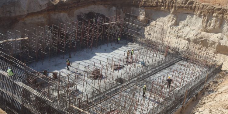 وزير الإسكان يتابع الموقف التنفيذى لعدد من مشروعات المرافق والخدمات بالعاشر من رمضان