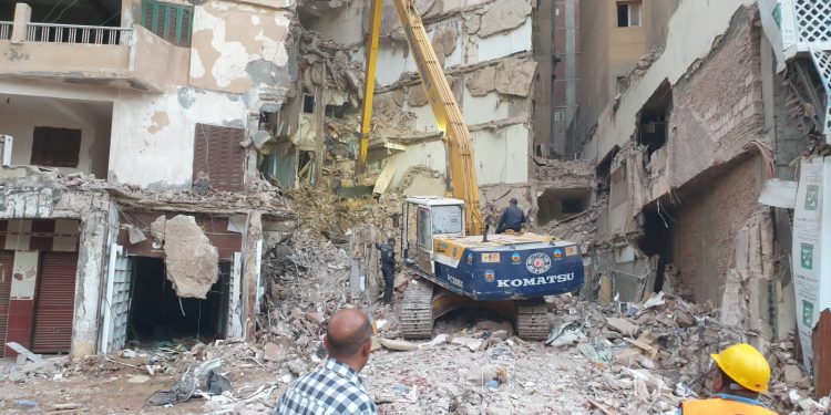 المقاولون العرب تدفع بمعداتها وسياراتها للمساعدة فى العقار المنهار بالإسكندرية