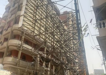 المقاولون العرب تنجح فى إنزال لوحة إعلانات عملاقة بعرض 30 متر قبل السقوط