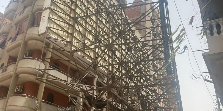 المقاولون العرب تنجح فى إنزال لوحة إعلانات عملاقة بعرض 30 متر قبل السقوط